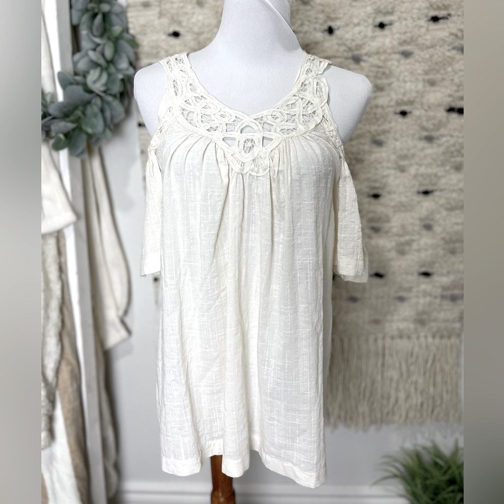 NWT max studio cream linen style crochet detail cold shoulder top size xs